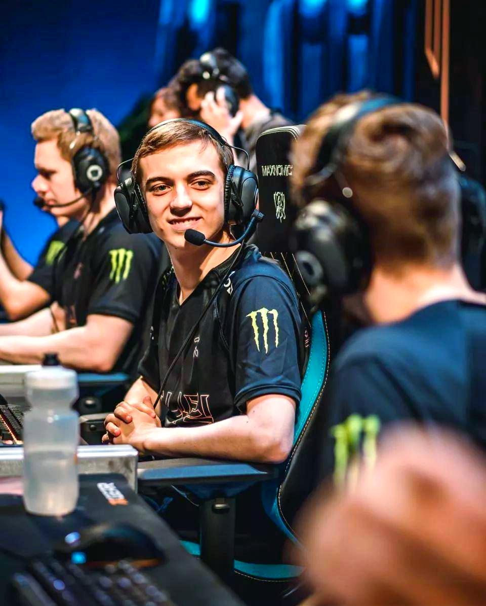 开云体育官网-FNC绝杀100T，Clid关键团战开团秒人强强对话全球总决赛，引爆全场热议的简单介绍