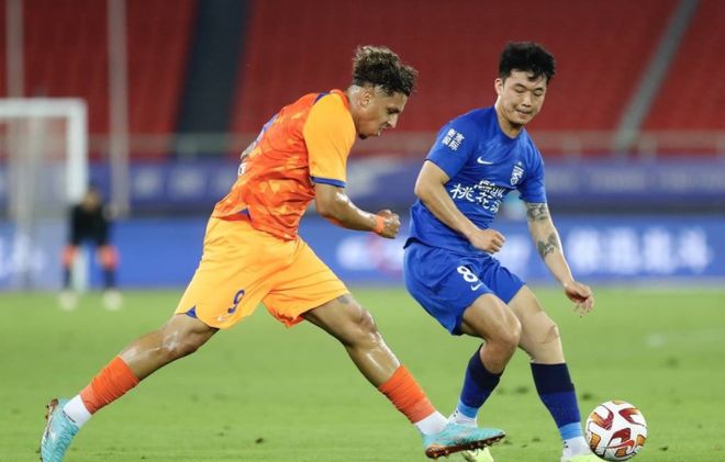 包含大连人主场不敌鲁能，中超排名继续滑落的词条