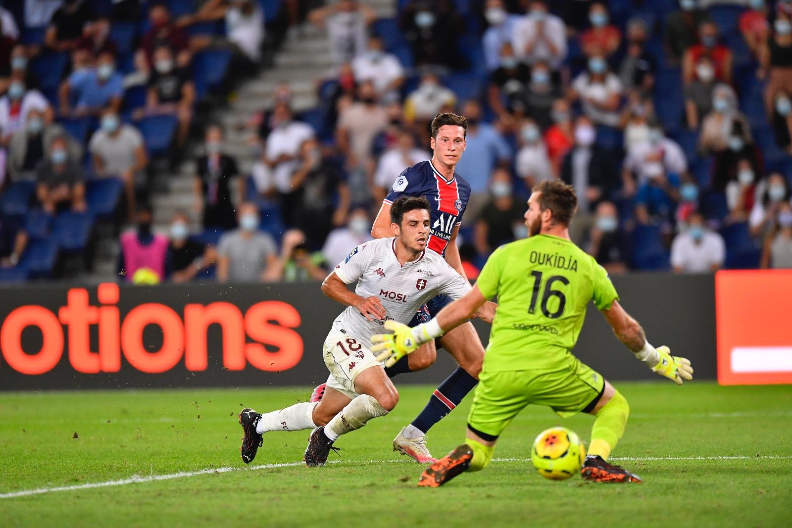 巴黎圣日耳曼球迷高唱队歌,士气高昂的简单介绍 巴黎圣日耳曼球迷高唱队歌,士气高昂的简单介绍