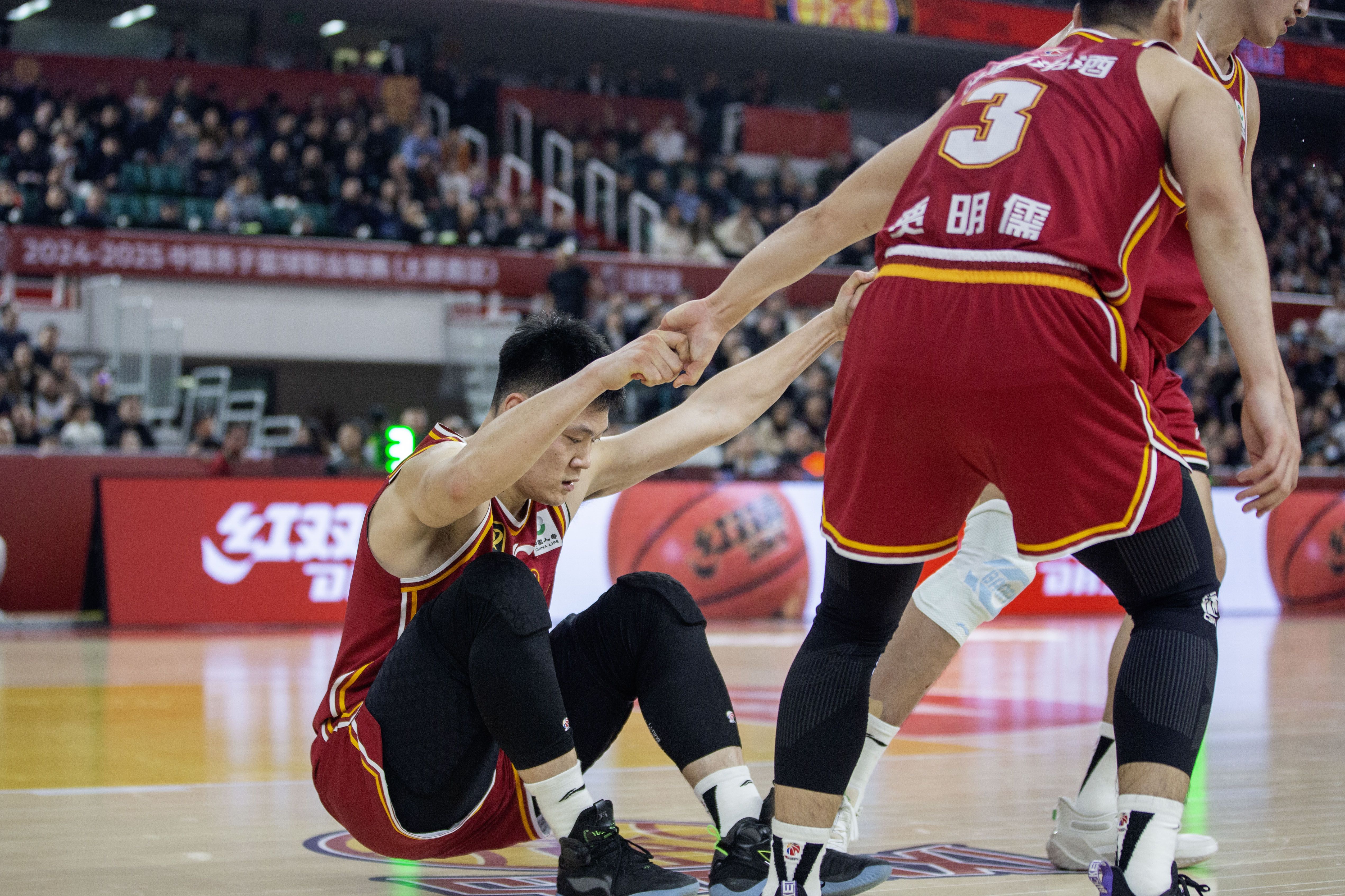 关于新疆队在主场获得胜利，稳步前进的信息