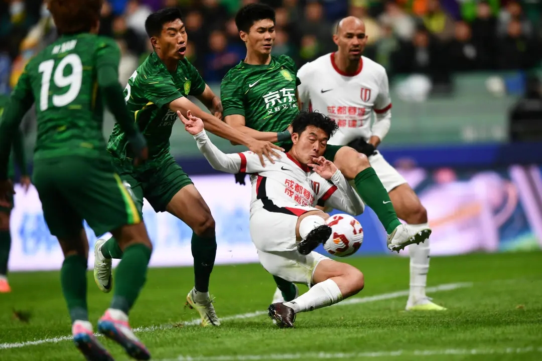 足球战报:北京中赫国安客场战平上海绿地申花 足球战报:北京中赫国安客场战平上海绿地申花