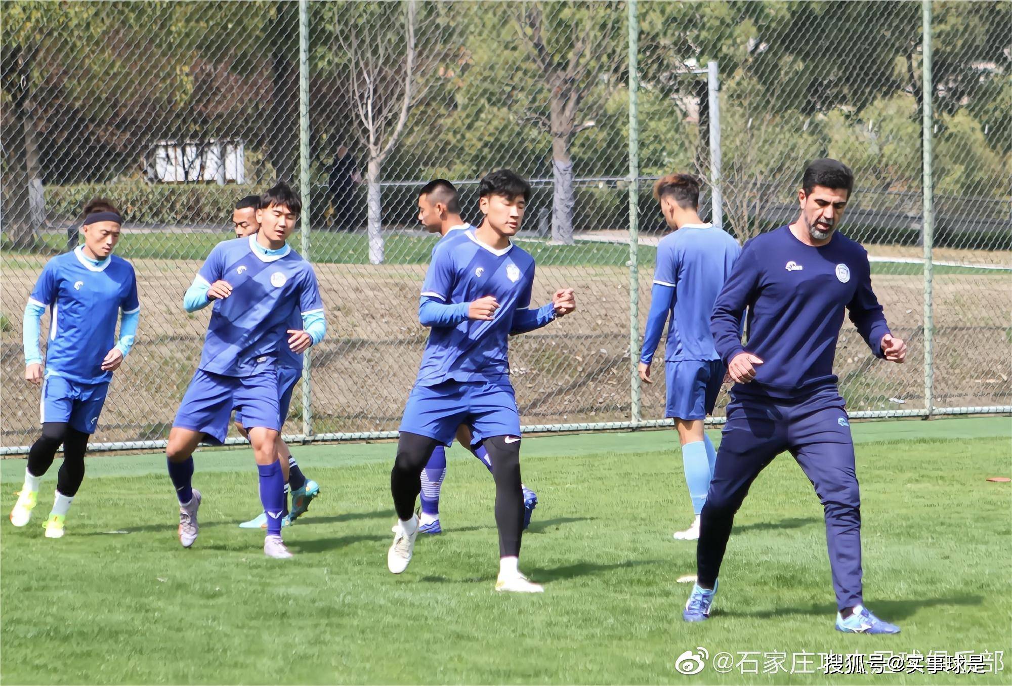 包含荷兰运动员积极备战，精益求精向着目标前行的词条