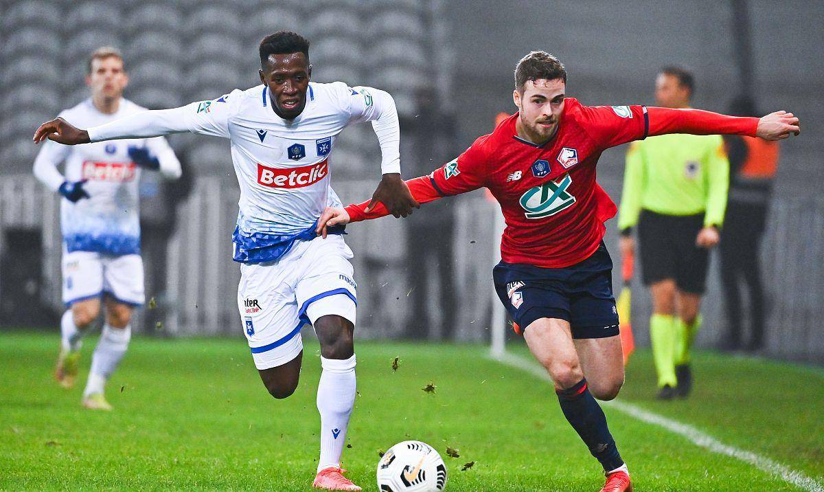 包含圣埃蒂安直追，争夺冠军席位的词条