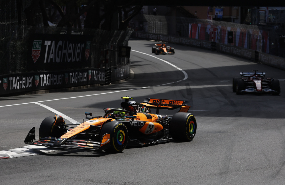 包含迈凯伦轻取雷诺车队，拉塞尔带队取胜的词条