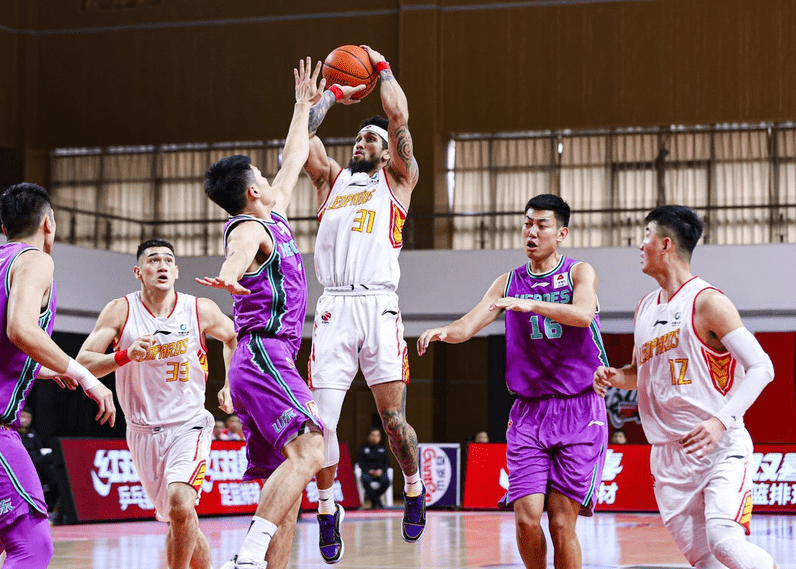 山东队鏖战深圳队，麦科勒姆带队取胜