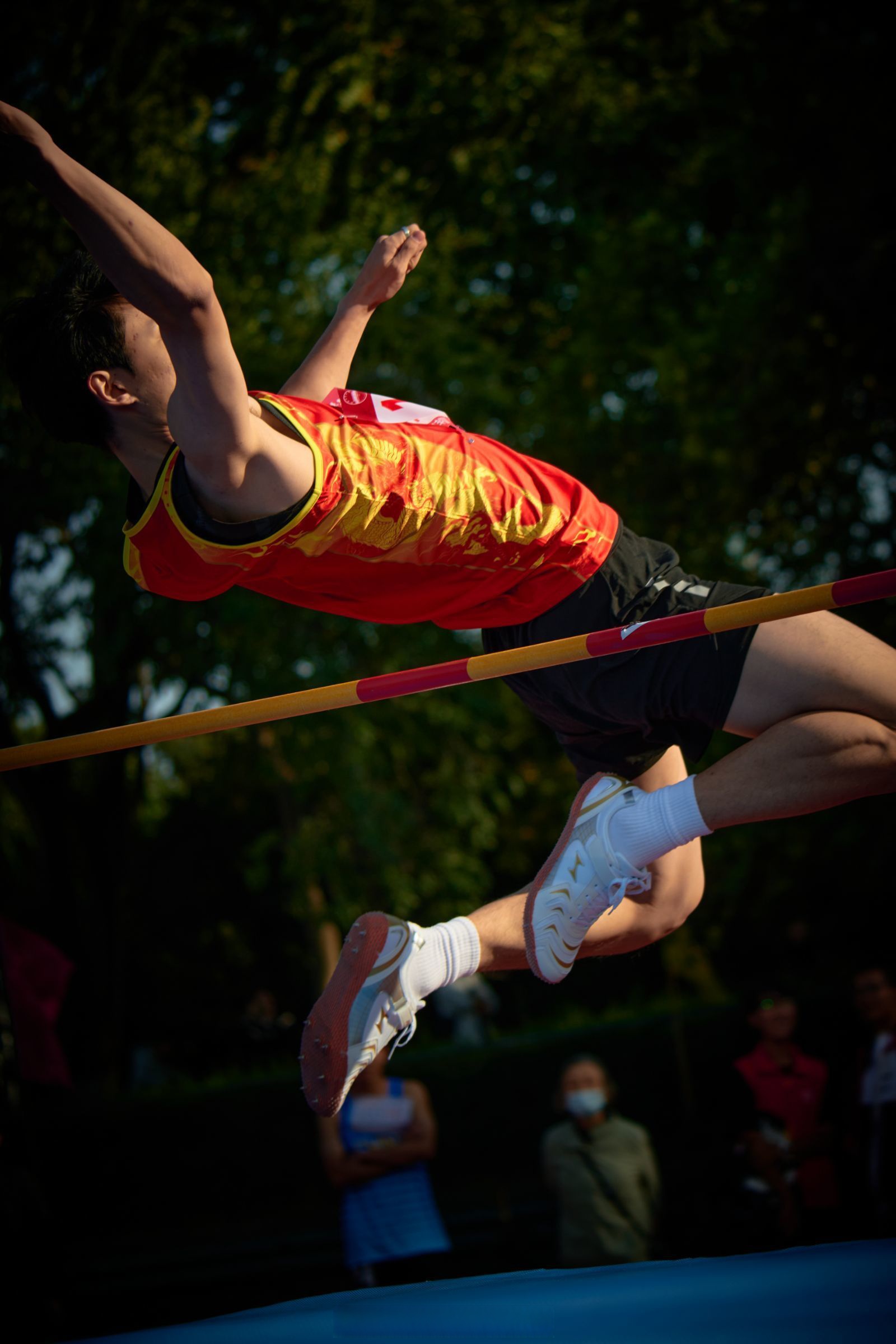 精彩瞬间不断，运动员们在场上奋勇拼搏