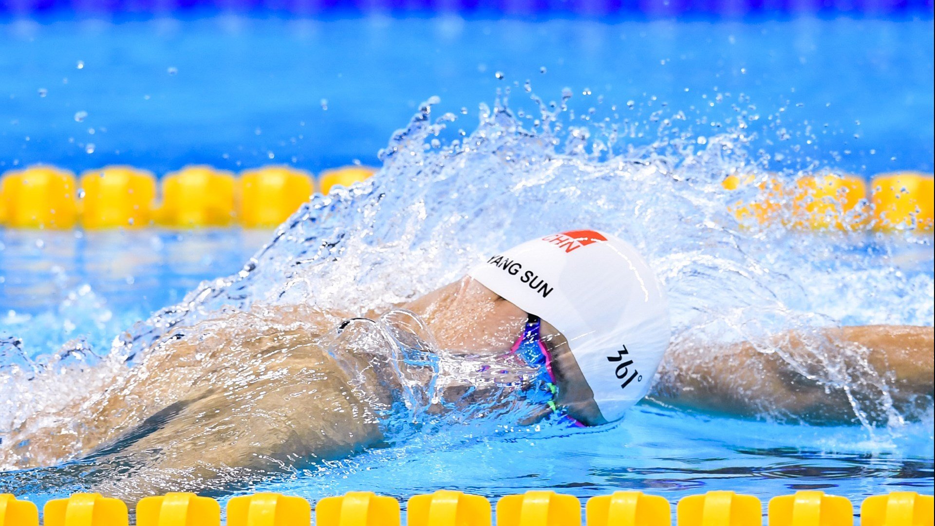 双城记，英超争冠焦点战与北京队冲垮篮网的启示